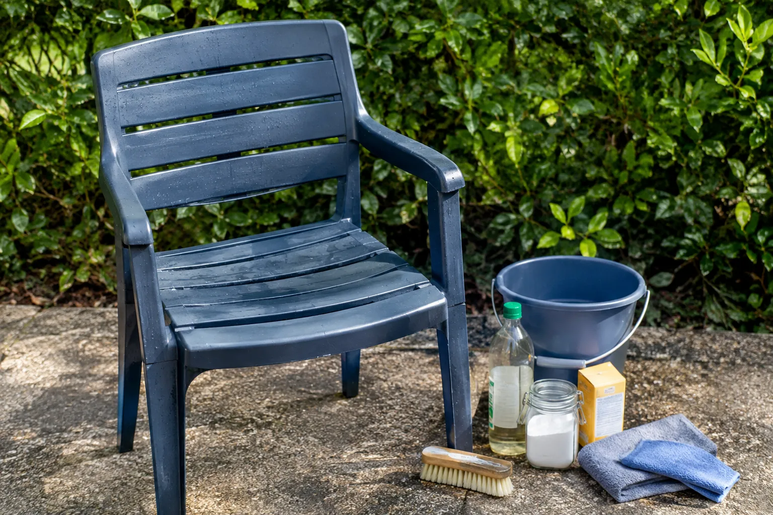 Campingstuhl aus Kunststoff reinigen: Materialien, Hausmittel und wichtige Tipps